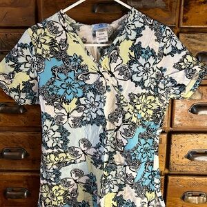colorful scrub top size XS from the brand sb scrub good condition!